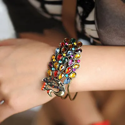 New Arrival Vintage Luxury Antique Gold Multicolored Peacock Shape Metal Engraved Women's Love Bangle