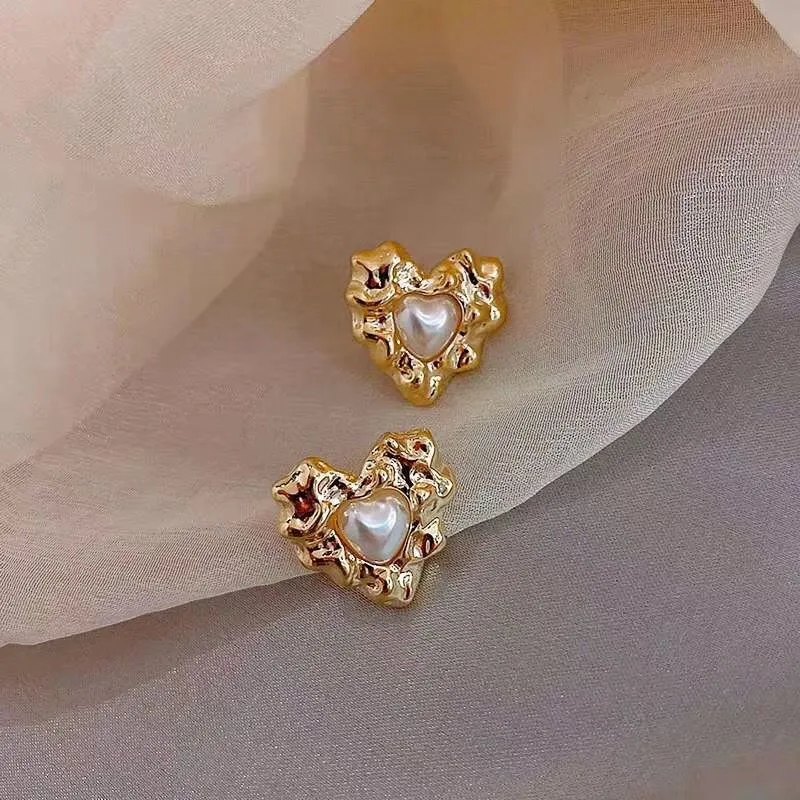 Women Love Heart Shaped Pearl Decor Alloy Stud Earrings