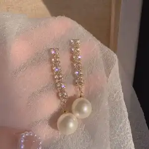 Women Temperament Rhinestone Pearl Decorative Earrings