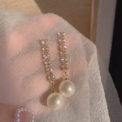 Women Temperament Rhinestone Pearl Decorative Earrings