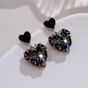 Women Fashion Heart Shaped Design Rhinestone Alloy Earrings