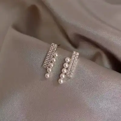 Women Fashion Pearl And Rhinestone Decorative Earrings