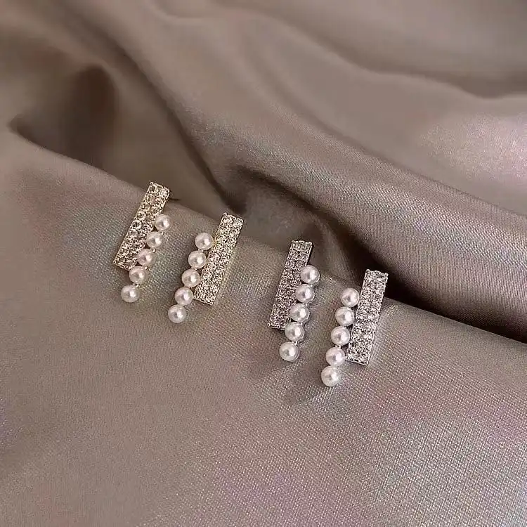 Women Fashion Pearl And Rhinestone Decorative Earrings