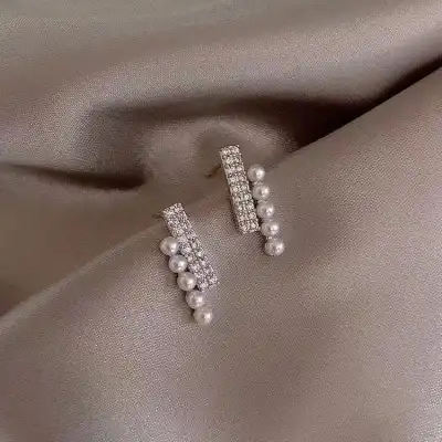Women Fashion Pearl And Rhinestone Decorative Earrings