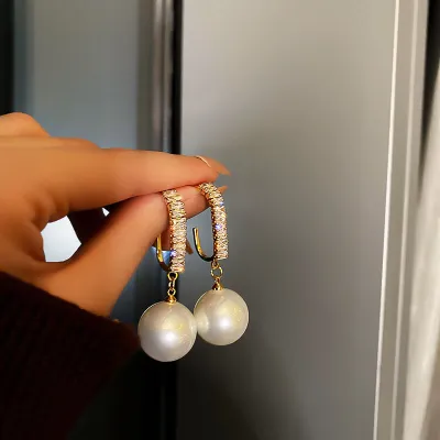 Women Fashion Rhinestone and Pearl Decorative Drop Earrings