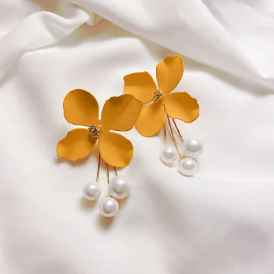 Fashion Flower Shaped Pearl Decorative Drop Earrings