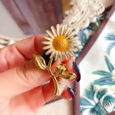 Women Ethnic Temperament Flower Shaped Design Brooch