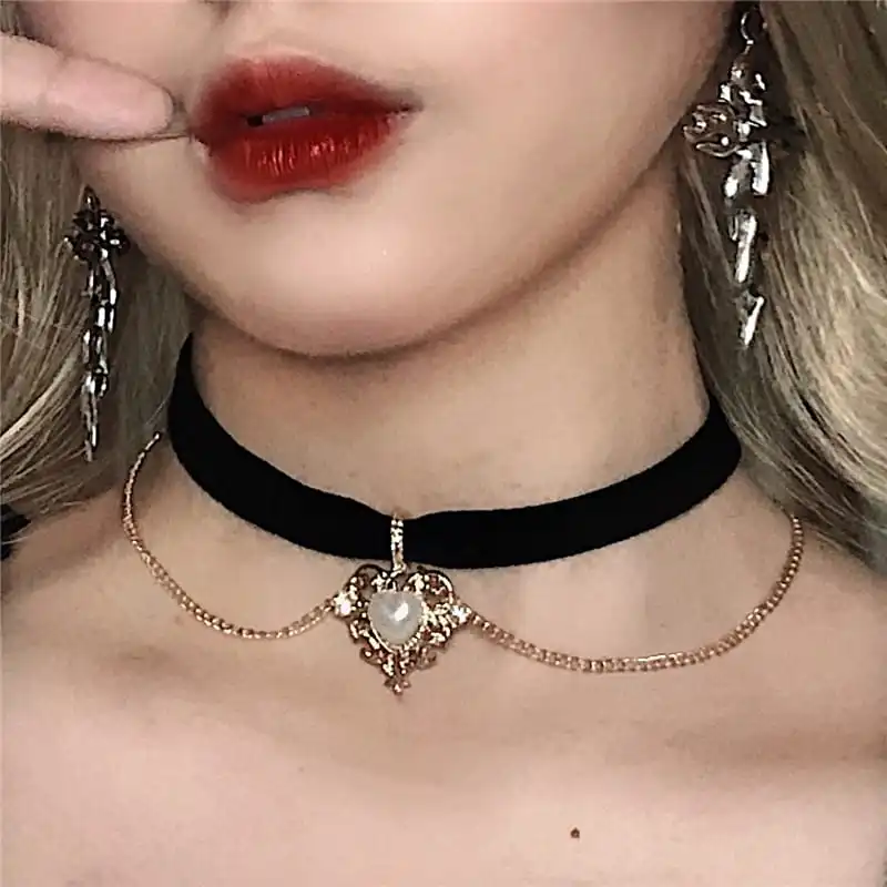 Women's Retro Heart Shaped Pendant Choker Necklace in Korean Velvet