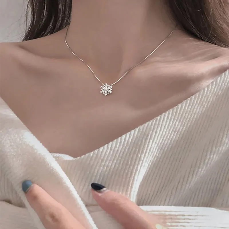 Women Fashion Snowflake Rhinestone Alloy Necklace with Bamboo Chain