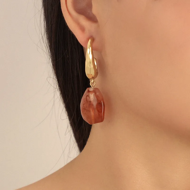 Vintage C-shaped Resin Pendant Decorated Alloy Drop Earrings