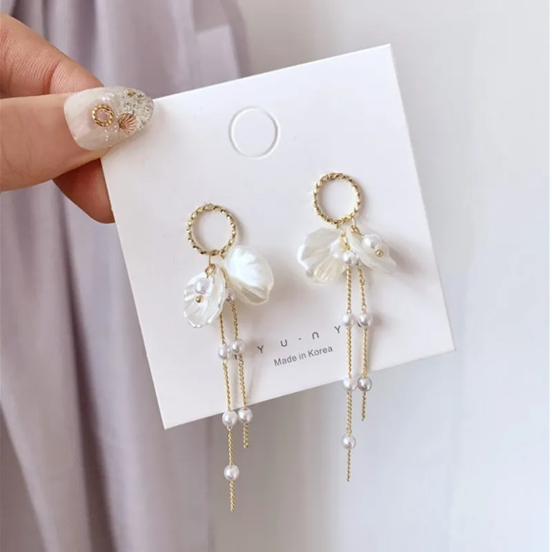 Elegant Petal Shape Pearl Pendant Tassel Design Alloy Earrings Women Geometric Round