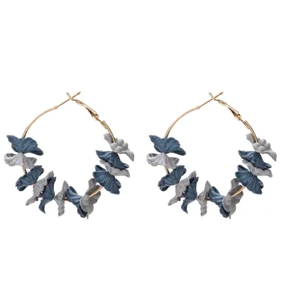 Young Women Simple Flower Hoop Earrings