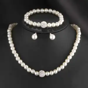 Elegant Women's Rhinestone and Faux Pearl Jewelry Set Simple Alloy Necklace and Earrings Set