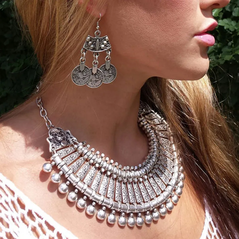 Retro Carved Alloy Vintage Women'S Geometric Statement Necklace