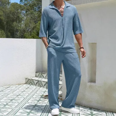 Conjunto de dos piezas para hombre: camiseta de manga corta con solapa, color liso y pantalón holgado.