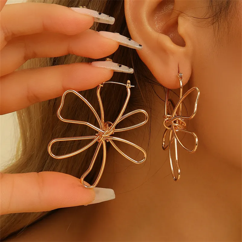 Personalized Metal Line Hollow Floral Earrings