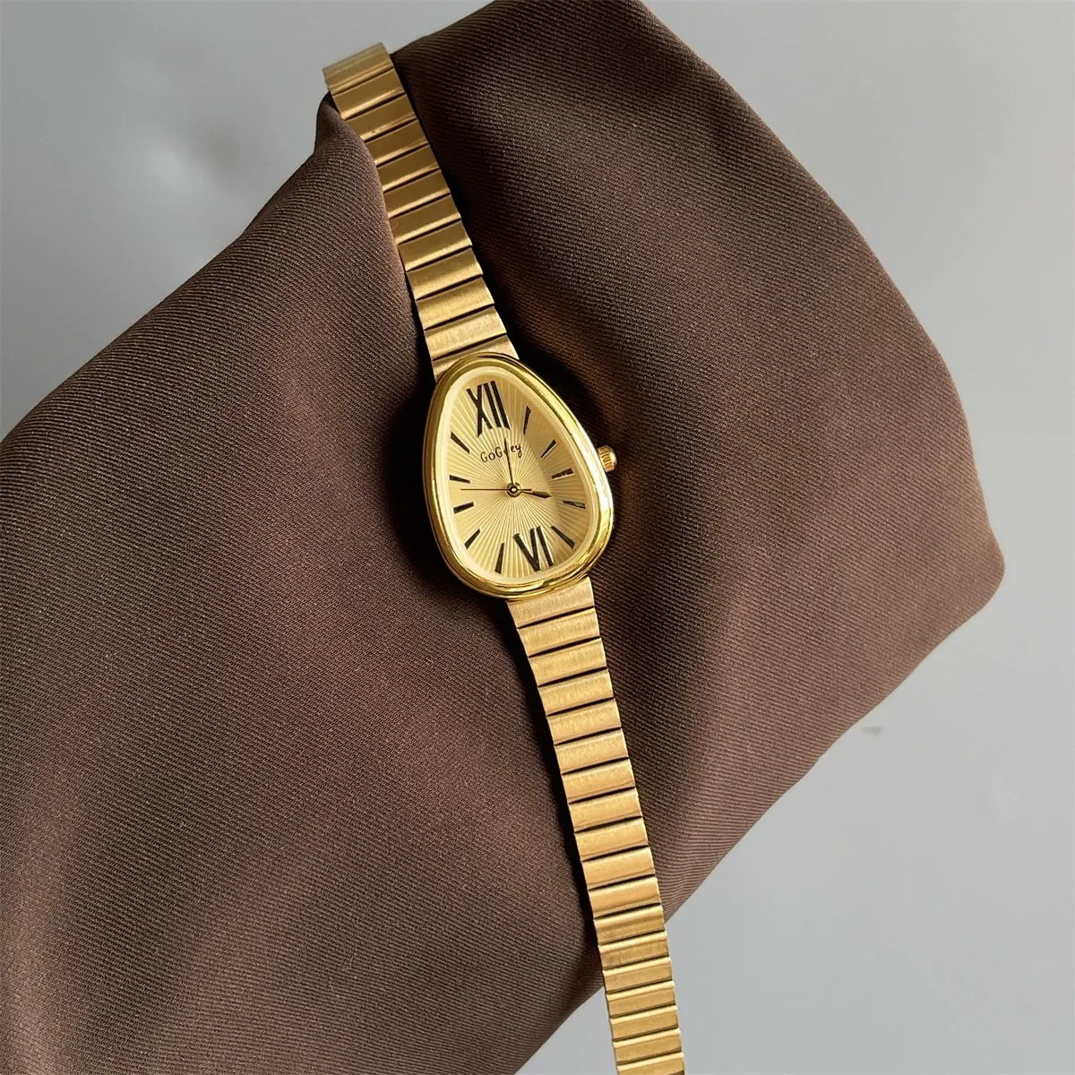 Snakehead Slub Metal Band Quartz Watch Women Middle Ancient Style Alloy Case Spiral Crown