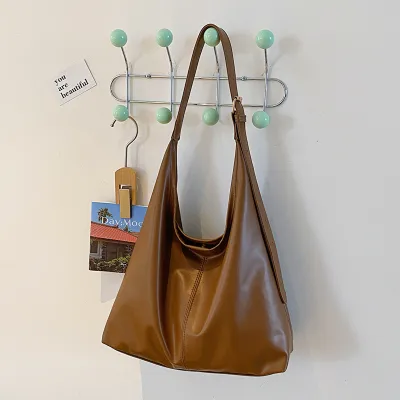 Vintage Solid Color Large Capacity PU Shoulder Bag with Magnetic Buckle
