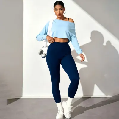 Conjunto de tres piezas para mujer: sujetador sin costuras de color liso, top de manga larga y pantalones ajustados de yoga.