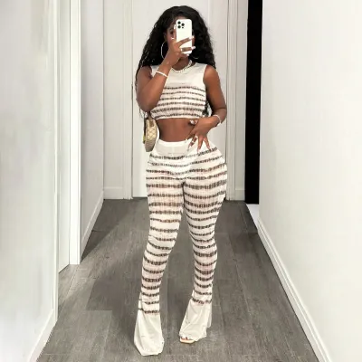 Conjunto de dos piezas de moda femenina: top corto sin mangas a rayas y pantalones acampanados.