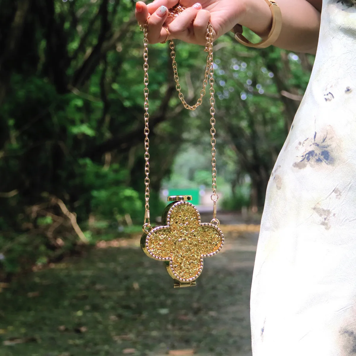 Women Fashion Four-Leaf Clover Rhinestone Evening Bag