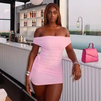 فستان نسائي أنيق وجذاب بلون موحد، مصنوع من قماش شبكي، مكشوف الكتفين، بقصة ضيقة