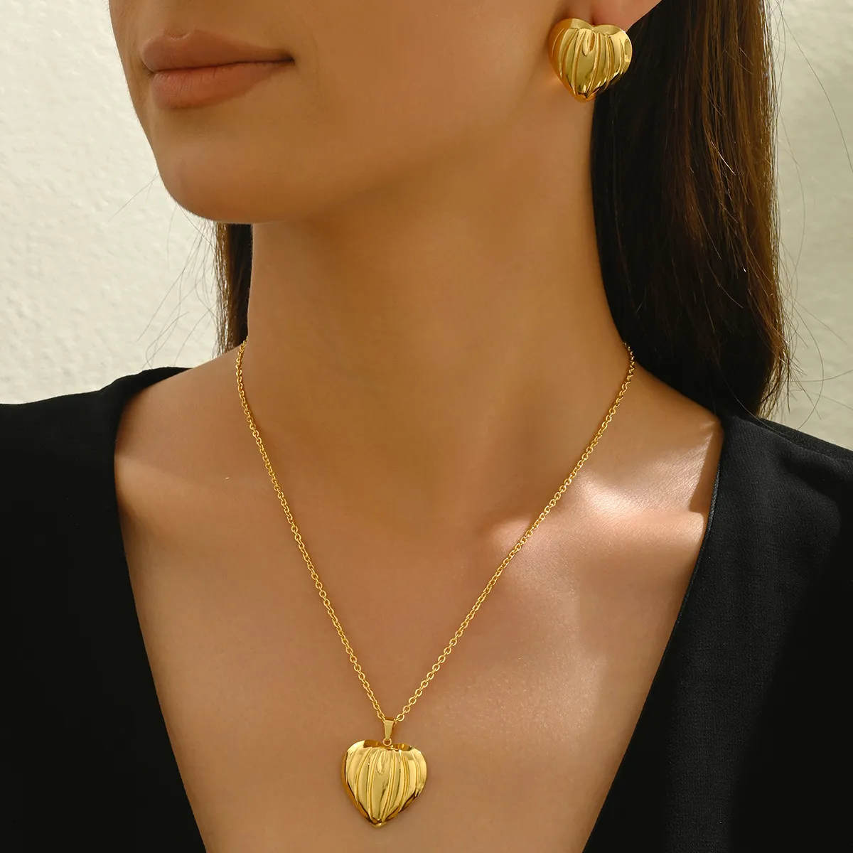 Women Fashion Pleated Love Design Pendant Necklace Earrings Set Alloy