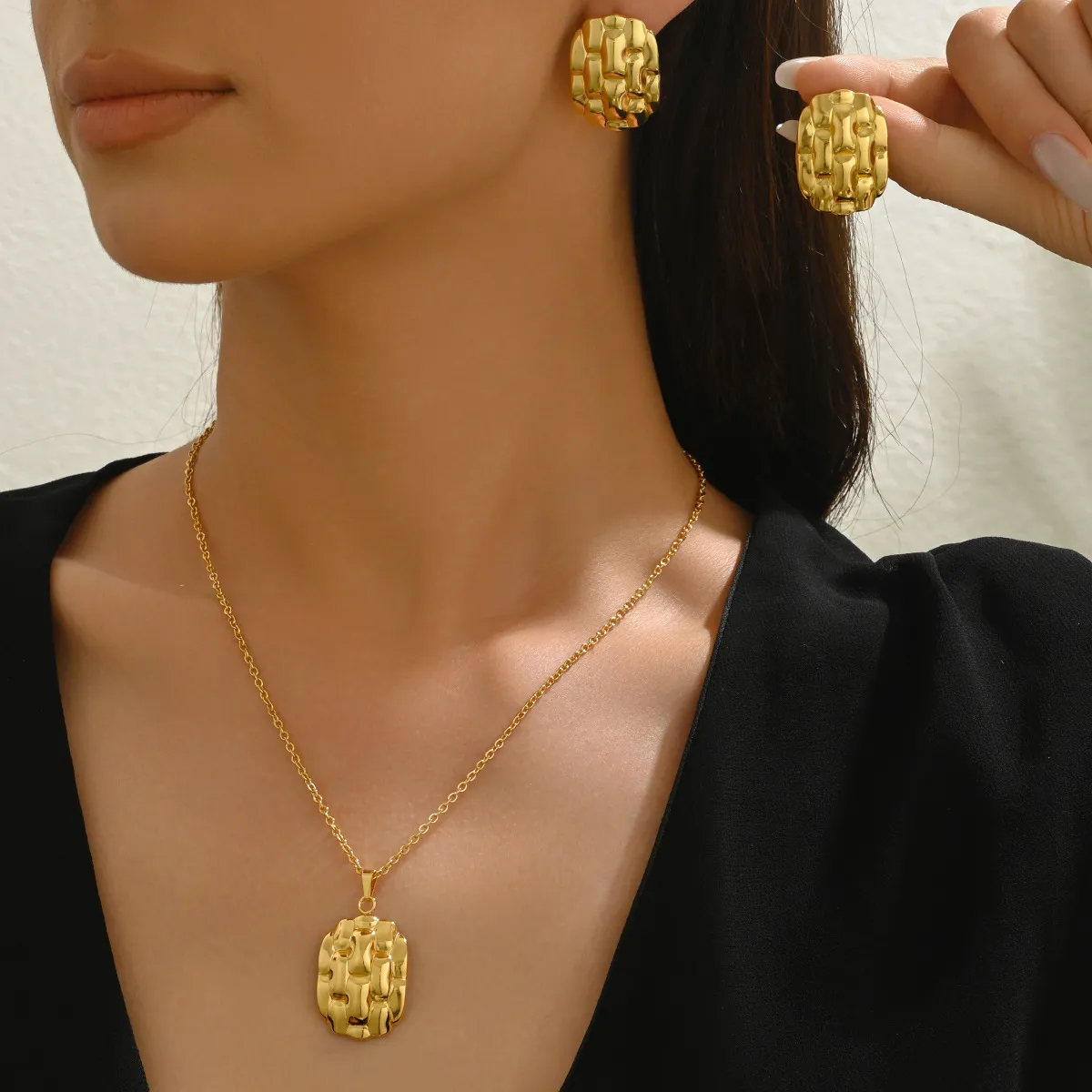 Women's Fashion Geometric Pleat Texture Alloy Earrings and Necklace Set