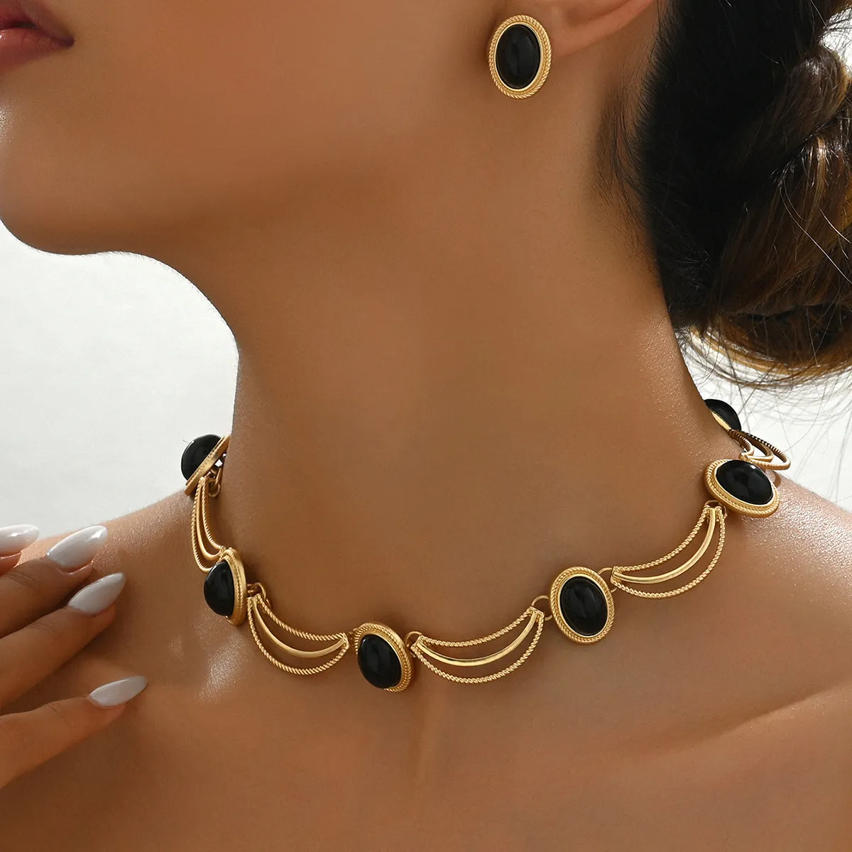 Women's Retro Palace Inlaid Gemstone Earrings Necklace Set