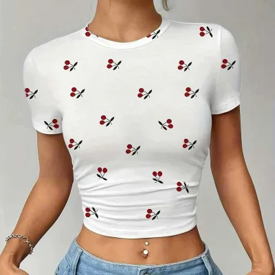 Top corto ajustado de manga corta con estampado de cerezas para mujer.