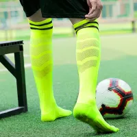 Calcetines deportivos de fútbol largos antideslizantes con bloques de color para hombre, estilo casual y a la moda.