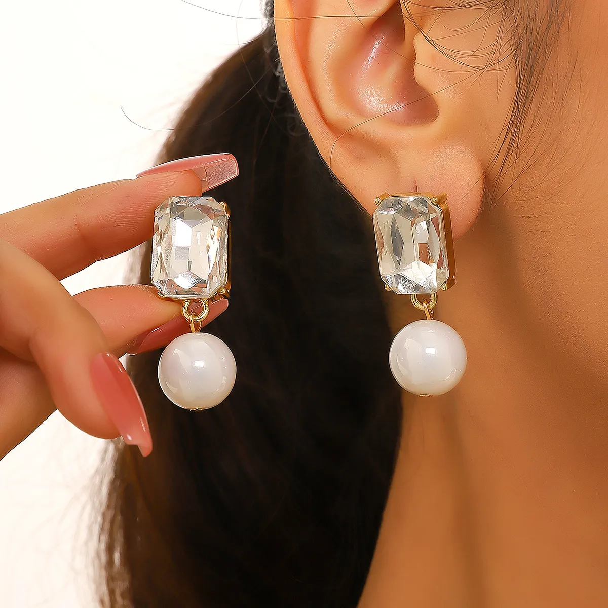 Women Retro Elegant Exaggerated Pearl Pendant Earrings