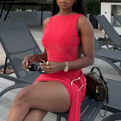 فستان قصير ضيق بدون أكمام بدون أكمام، بلون موحد، مزين بحواف معدنية، مكشوف الظهر، مثير، بدون ظهر.