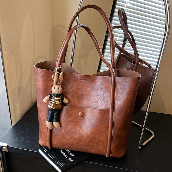 Women Fashion Casual Retro Wax Leather Large Capacity Pendant Shoulder Bag