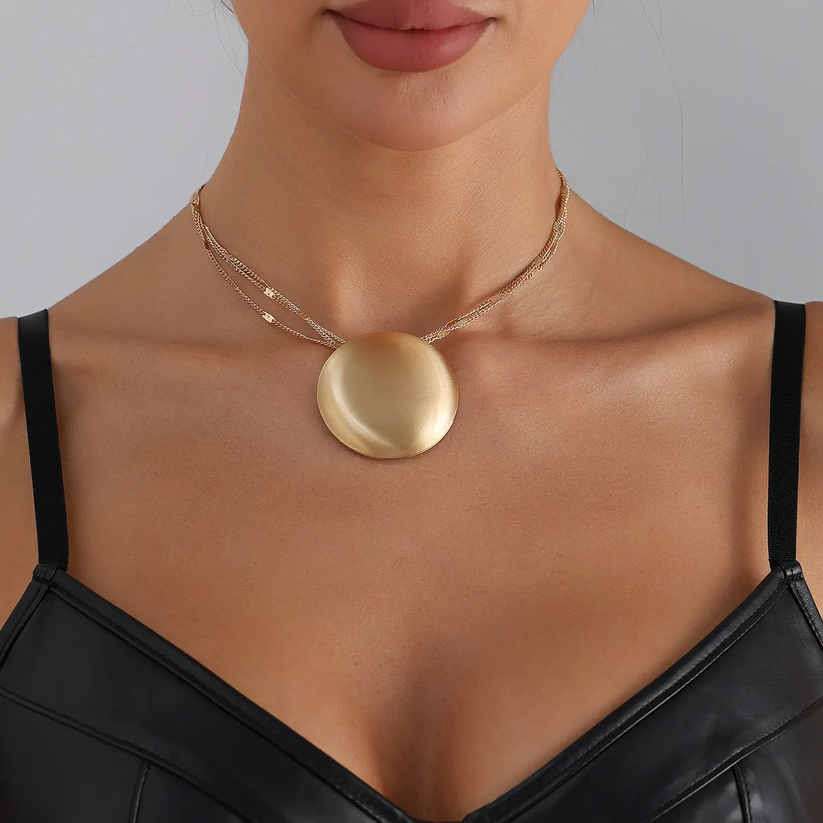 Women Fashion Retro Geometric Round Pendant Necklace Alloy Clavicle Chain