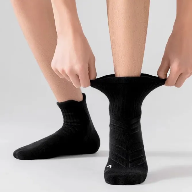 Men's Casual Solid Color Mid-Tube Sweat-Absorbent Breathable Non-Slip Basketball Socks