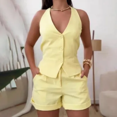Ensemble deux pièces femme décontracté et tendance : débardeur dos nu à col halter et short ample