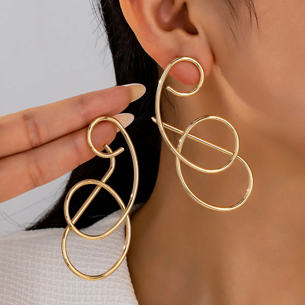 Women's Fashion Irregular Geometric Line Earrings