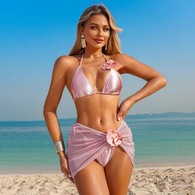 Traje de baño de tres piezas con pareo de bikini, estampado floral liso y cuello halter para mujer.