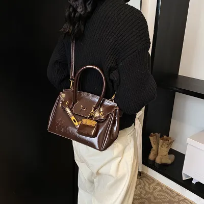Women Fashion Retro Solid Color Pendant PU Handbag with Latch Closure