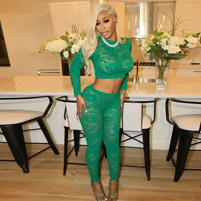 Conjunto de dos piezas para mujer: top corto de manga larga con encaje liso y pantalones ajustados.