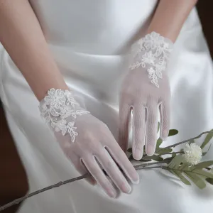Women's Elegant White Lace Short Wedding Gloves
