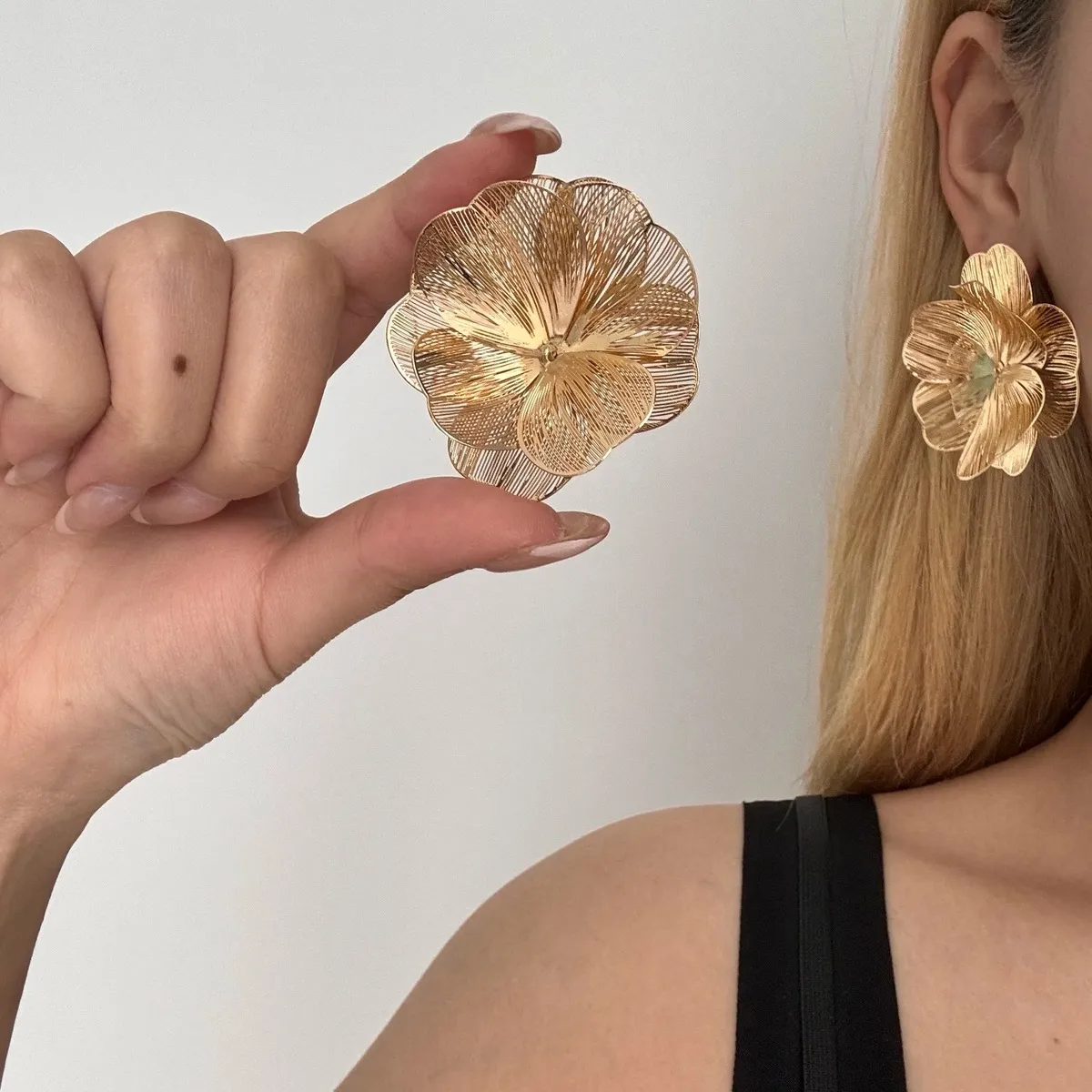 Women Vintage Hollow Ginkgo Leaf Drop Earrings Iron Geometric