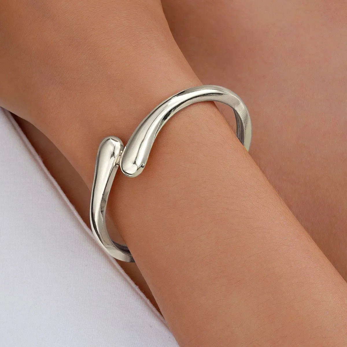 Women Fashion Exaggerated Irregular Streamed Gap Opening Bracelet