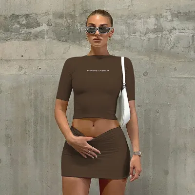 Conjunto de dos piezas para mujer: camiseta de manga corta con cuello redondo y minifalda ajustada, estilo casual y sencillo, ideal para el verano.