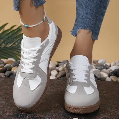 Zapatillas deportivas planas alemanas con cordones y bloques de color para mujer, estilo casual.