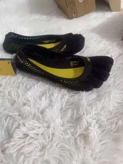 Women Fashion Solid Color Five-Finger Yoga Sneakers