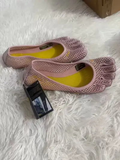 Women Fashion Solid Color Five-Finger Yoga Sneakers
