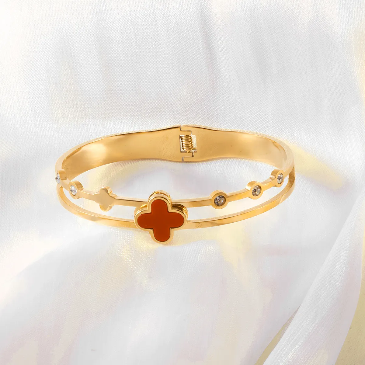 Women's Fashion Electroplated Gold Four-Leaf Clover Titanium Steel Bracelet