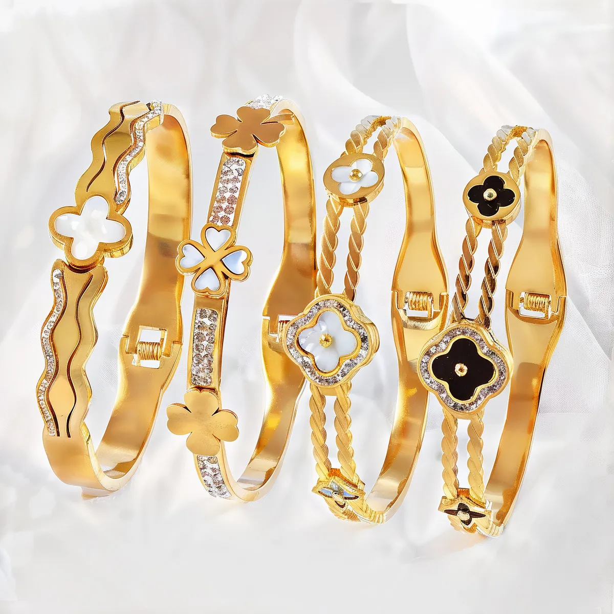 Women's Fashion Four-Leaf Clover Electroplated 18K Gold Titanium Steel Bracelet